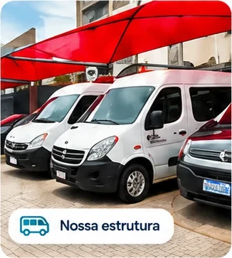 Vans brancas estacionadas sob toldos vermelhos.